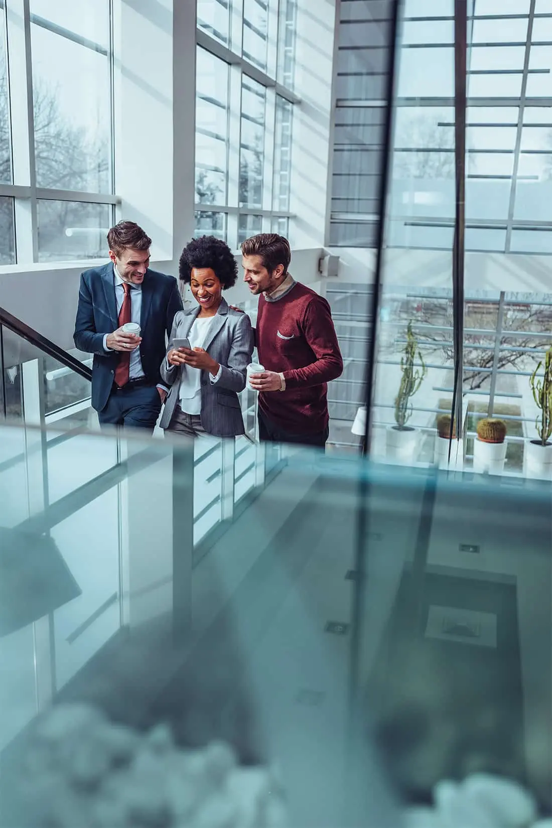 Equipo de consultores colaborando en el desarrollo de proyectos de criptomonedas y Blockchain.